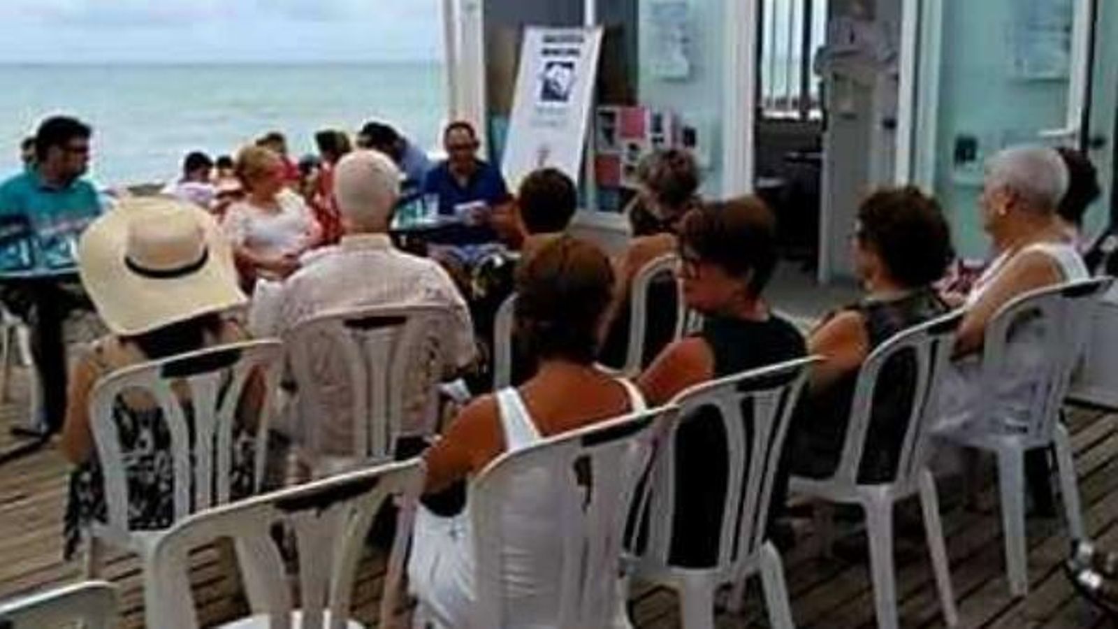 Veïns i estiuejants gaudeixen de la lectura a la biblioplatja de Nules