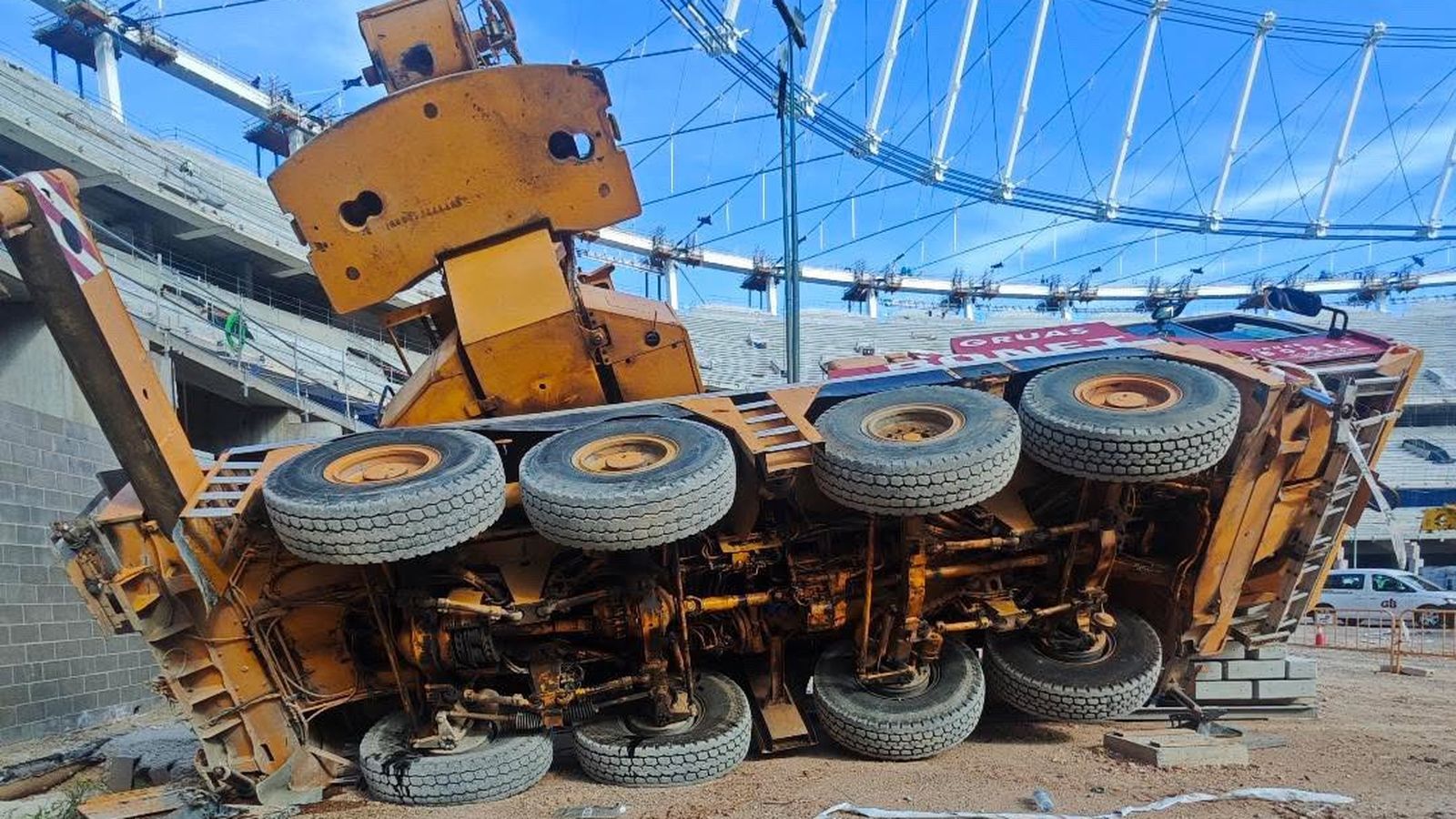 La grua ha bolcat sobre on estarà el futur terreny de joc