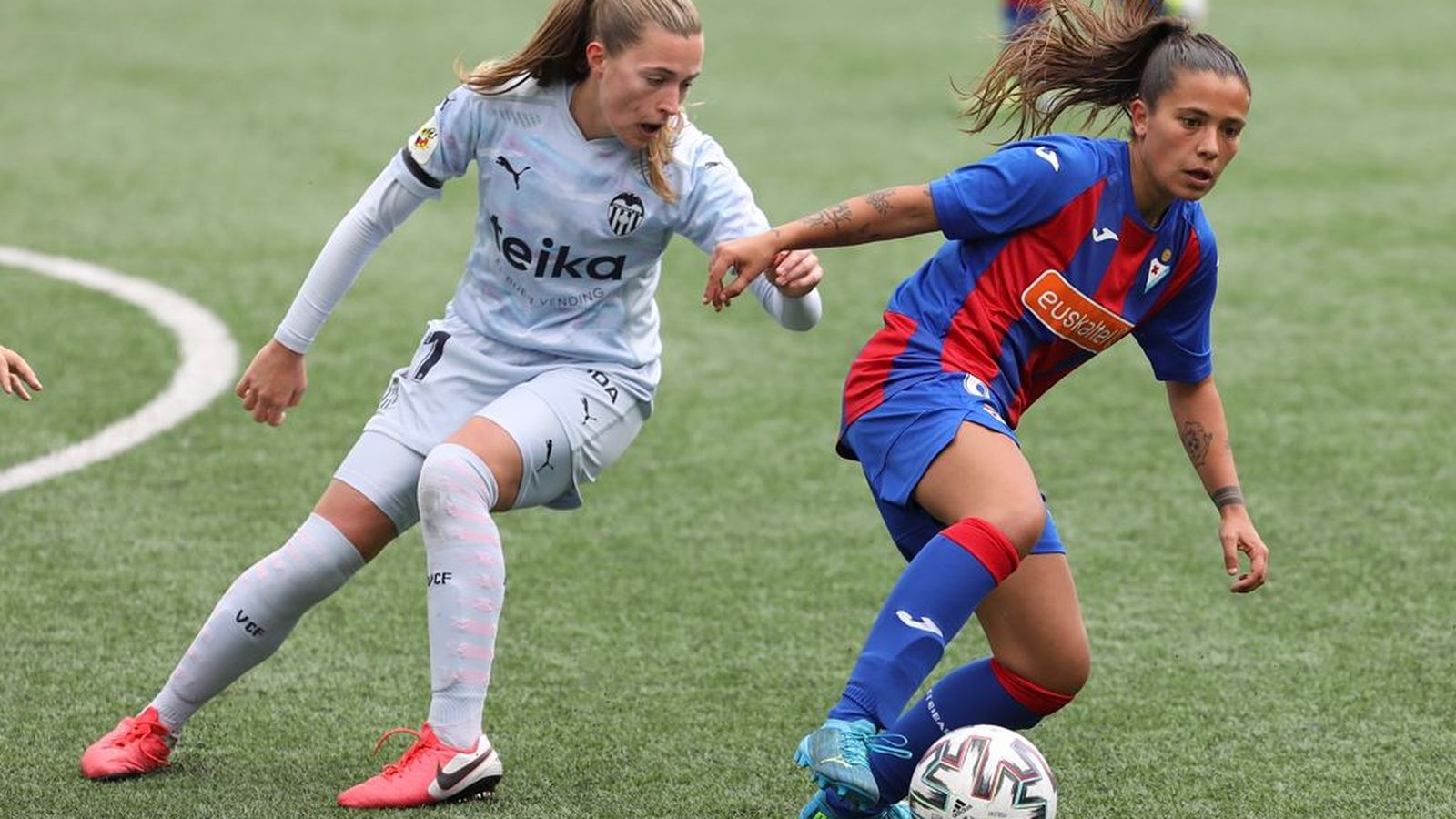 La valencianista Anna Torrodà persegueix una jugadora de l'Eibar