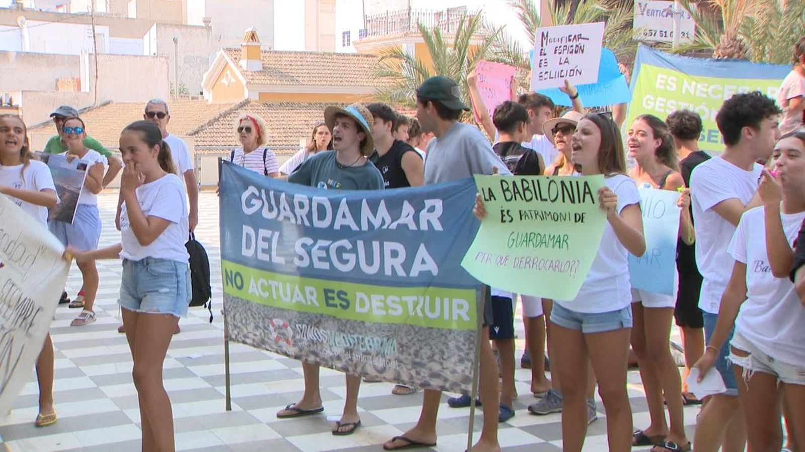 Veïns i propietaris de les cases de la platja de Babilònia, a Guardamar del Segura, es manifesten davant del consistori