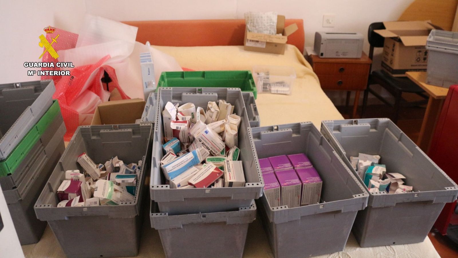 Caixes amb medicaments confiscats a la farmàcia