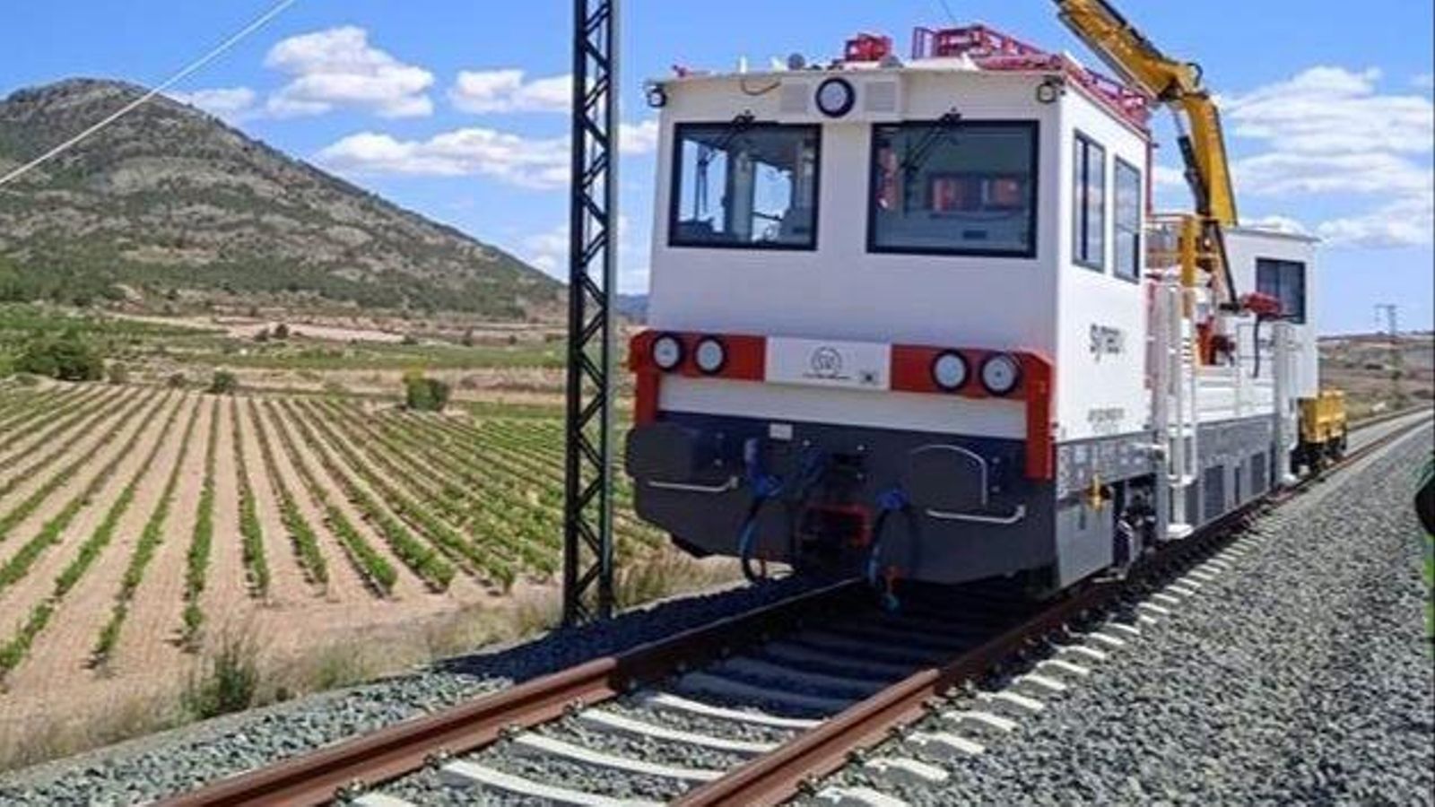 Una de les màquines que treballa en el tram de via entre La Encina i Xàtiva