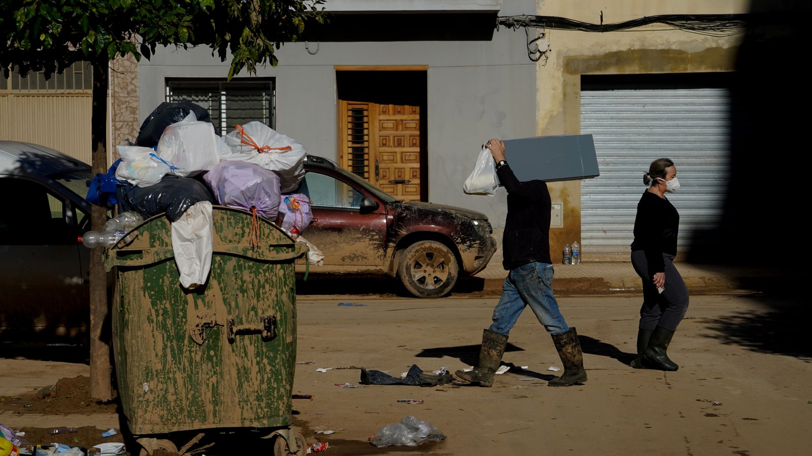 Un carrer d'Algemesí, dies deprés de la dana