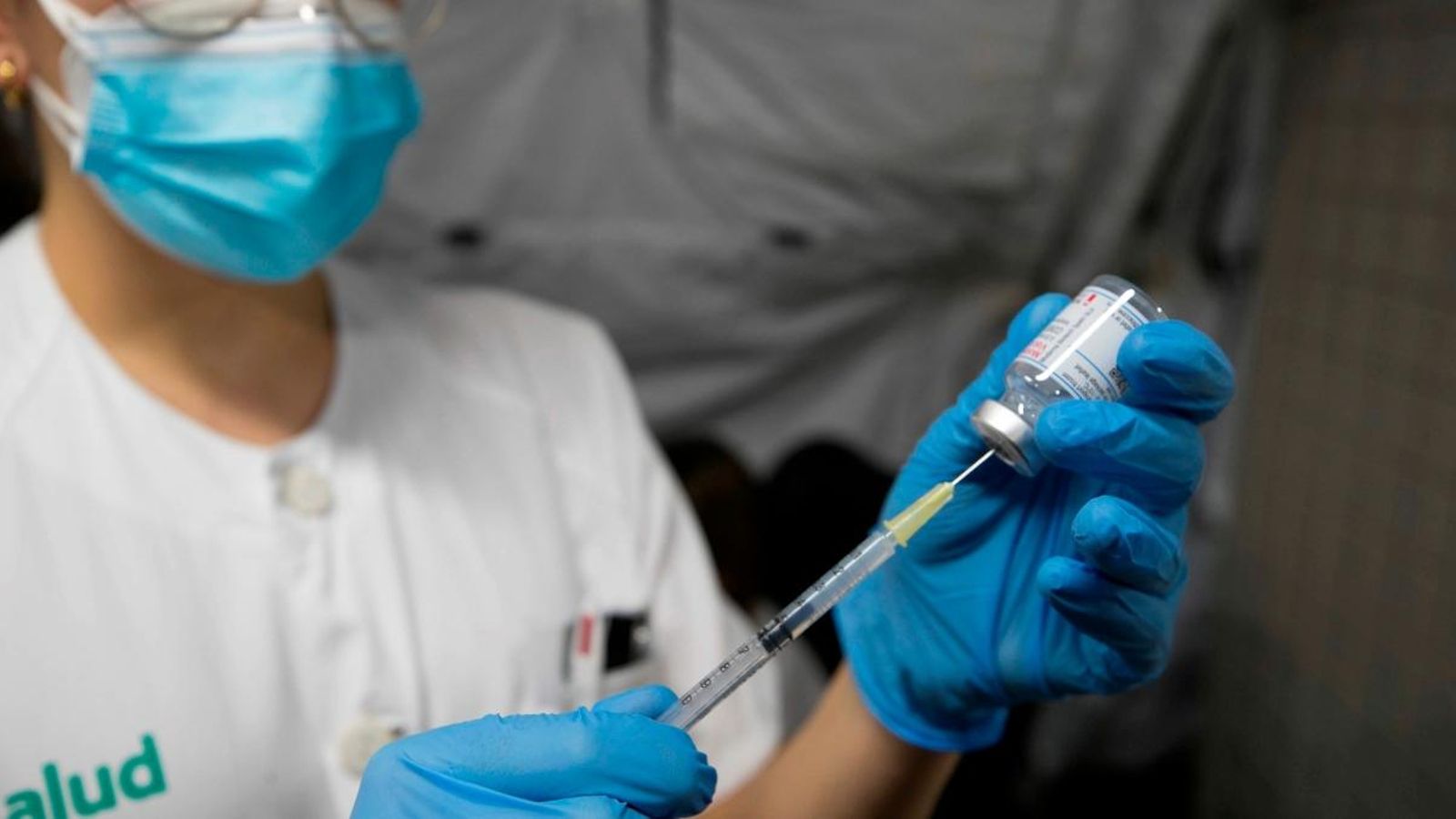 Una sanitària de l'Hospital Clínic de Saragossa extrau una dosi de la vacuna Una sanitària de l'Hospital Clínic de Saragossa extrau una dosi de la vacuna