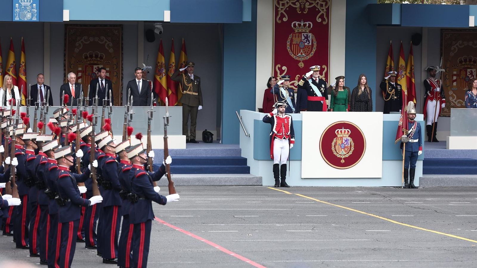 Els reis, junt a les seues filles, en la desfilada militar de l'any passat
