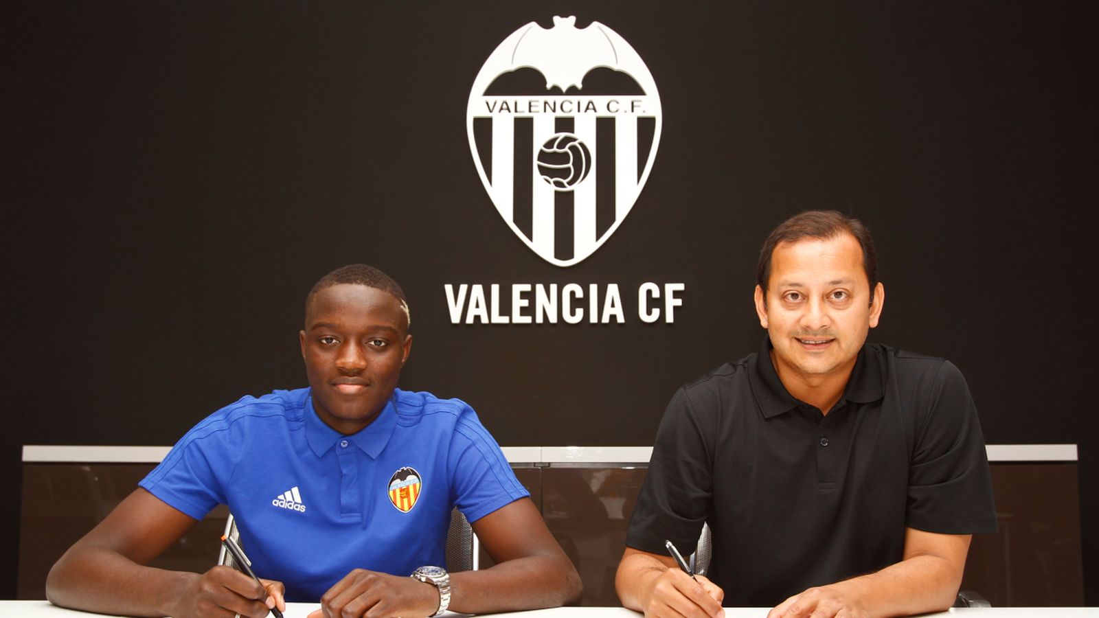 El central francés i Anil Murthy han signat el contracte.