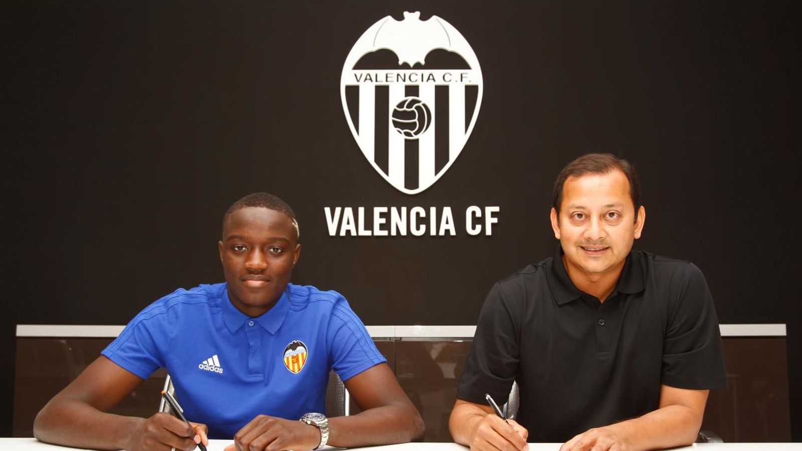 El central francés i Anil Murthy han signat el contracte. El central francés i Anil Murthy han signat el contracte.