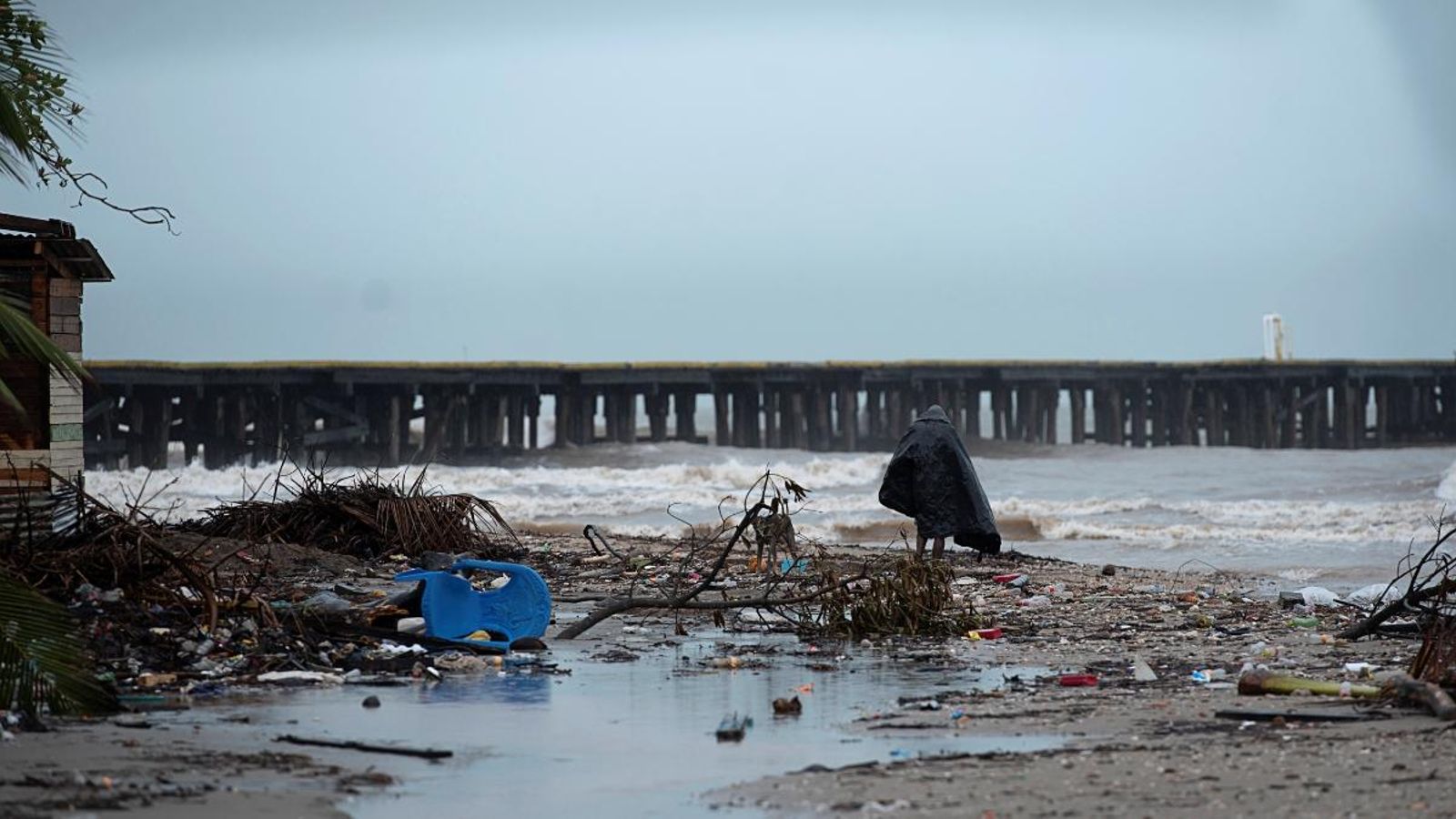 Un home es refugia dela pluja a Puerto Cabezas, Nicaragua