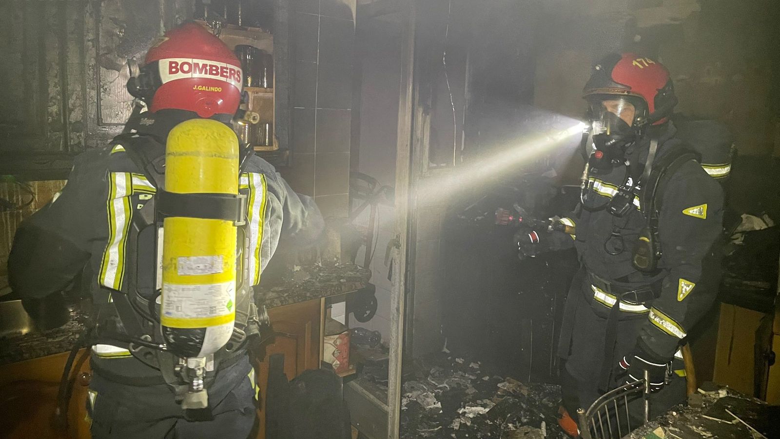 Els bombers treballant en l'extinció de l'incendi de Vila-real