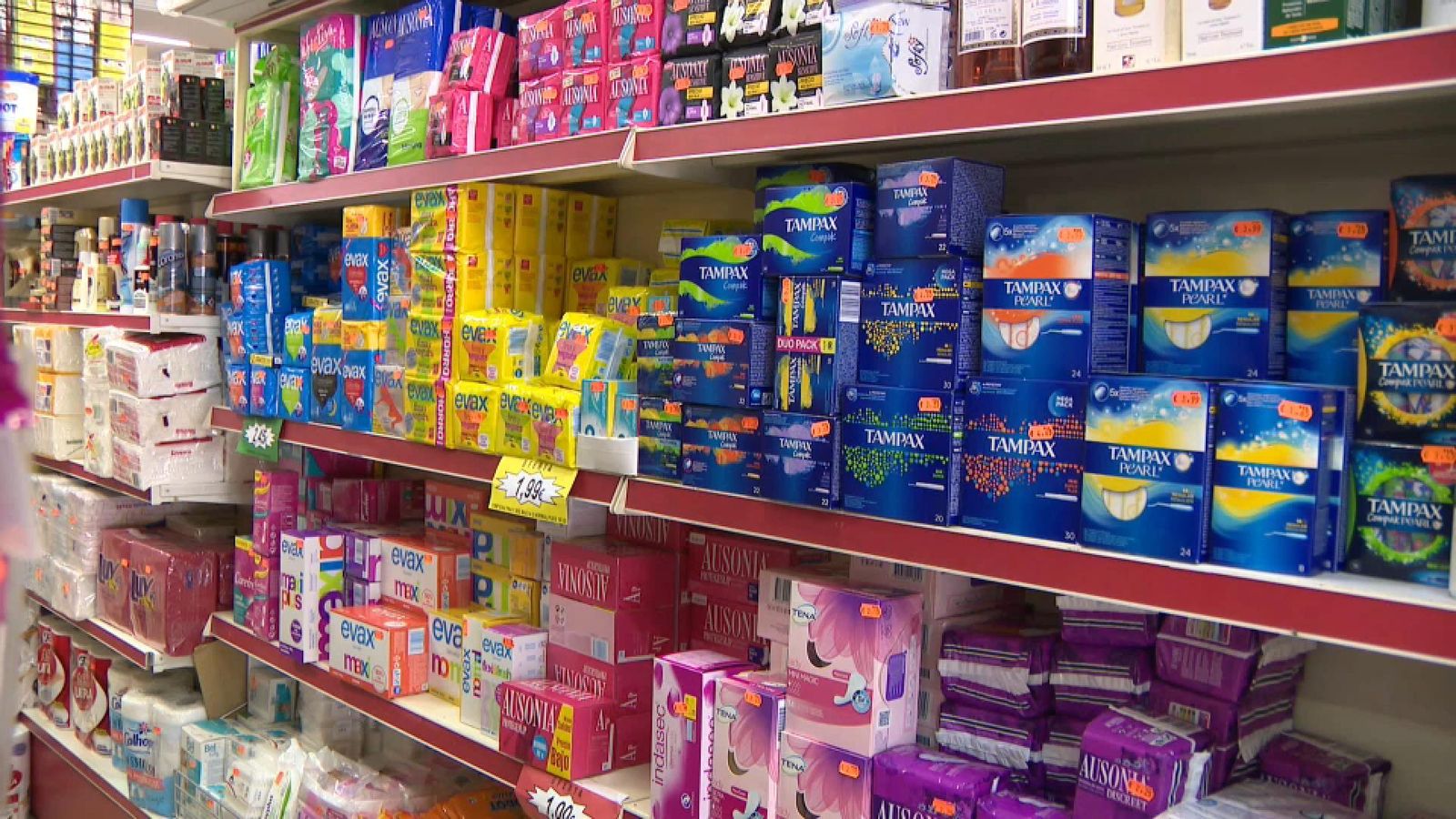 Diverses marques de compreses en la prestatgeria d'un supermercat