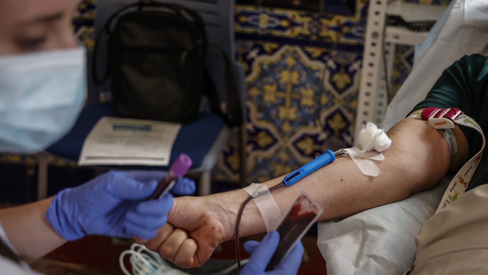 Una persona dona sang durant la presentació de la campanya estival d'enguany