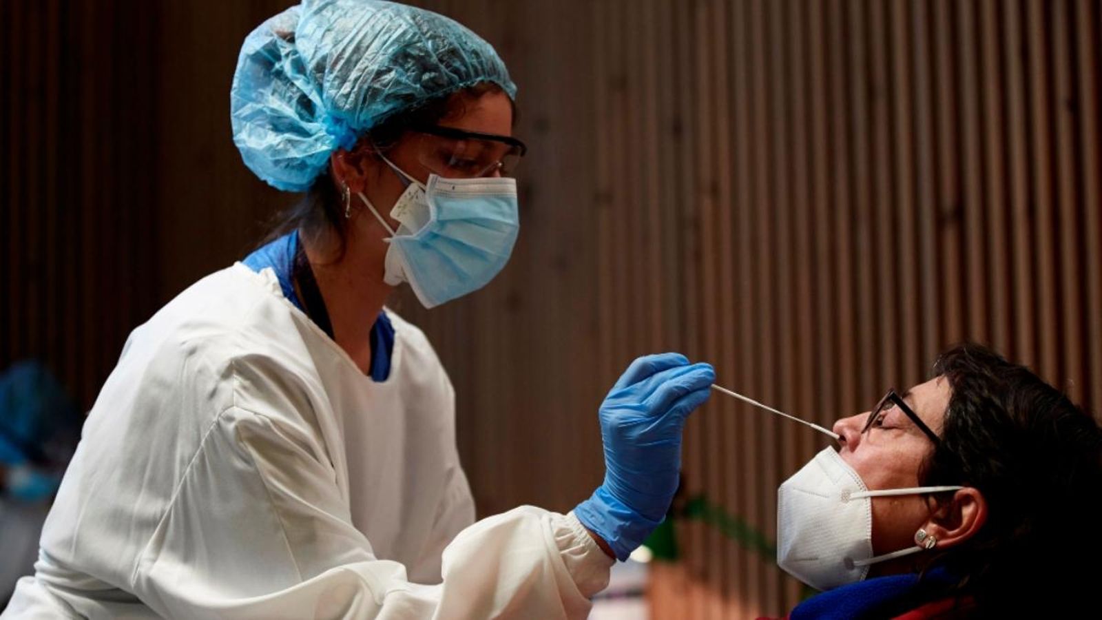 Una sanitària realitza un test serològic .