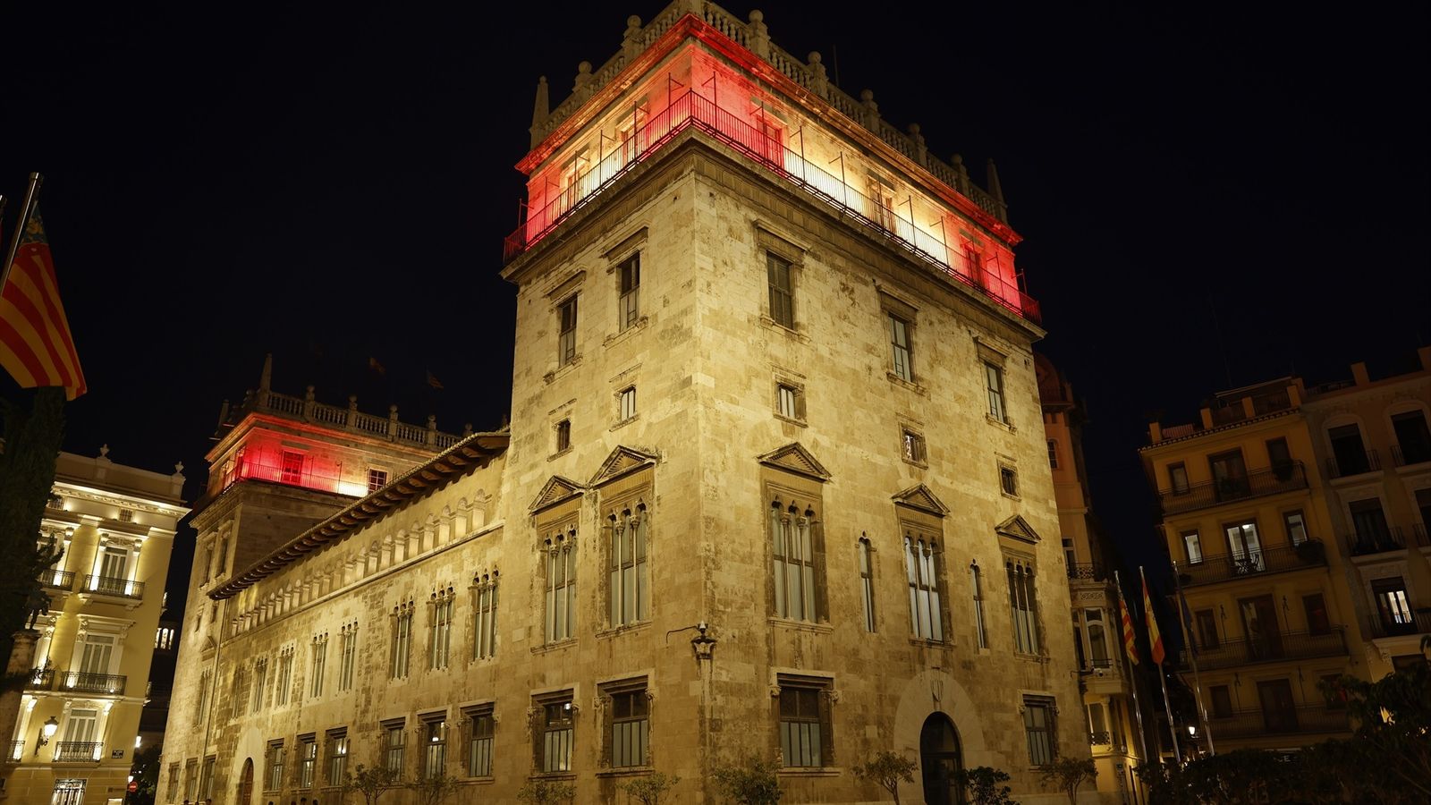 El Palau de la Generalitat il·luminat amb la bandera d'Espanya