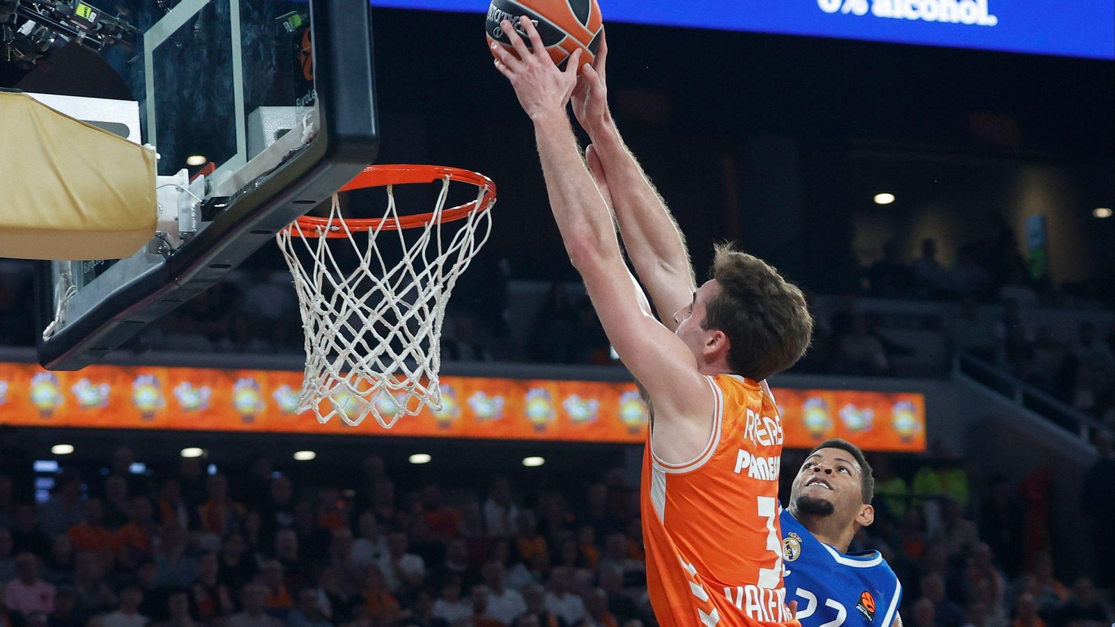 Reuvers esmaixa davant Tavares