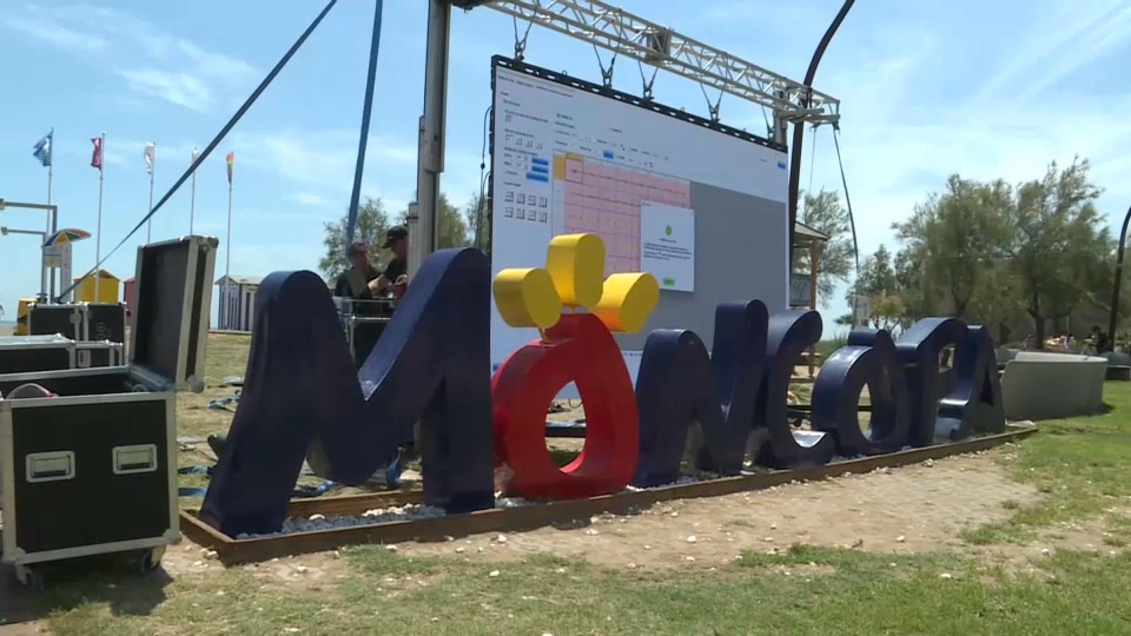 Instal·lació d'una pantalla gegant a Moncofa