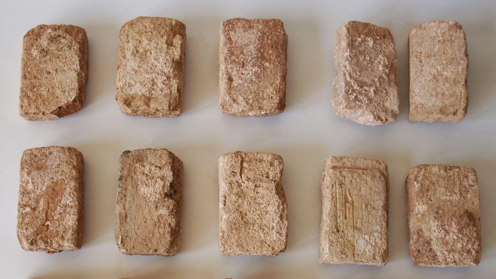 Fragment de rajoles emprades en les construccions de l'època romana que han eixit a la llum a Quart de Poblet