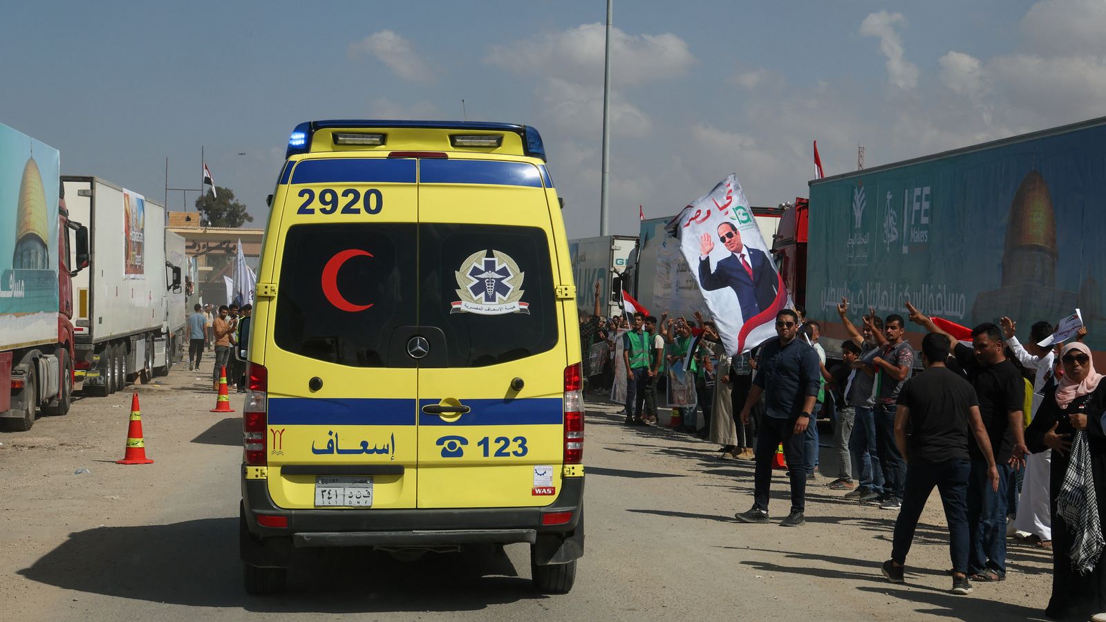 Una ambulància del comboi de l'ONU es dirigeix al pas fronterer de Rafah entre Egipte i la Franja de Gaza, aquest divendres