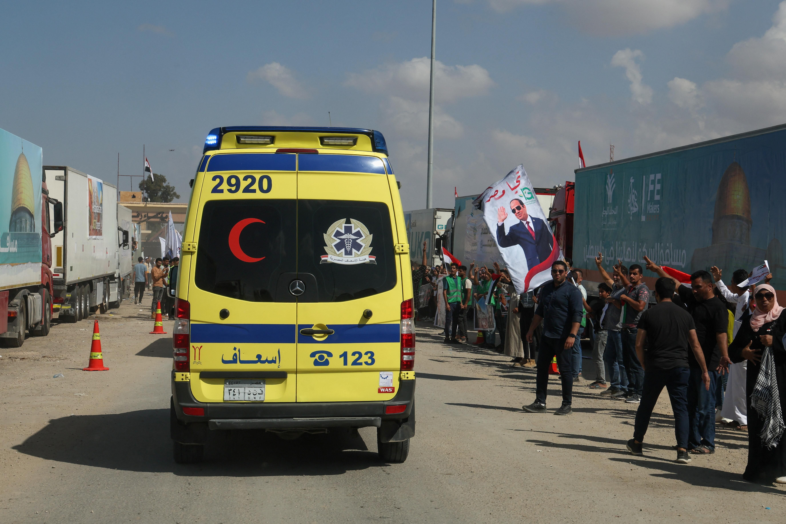 Una ambulància del comboi de l'ONU es dirigeix al pas fronterer de Rafah entre Egipte i la Franja de Gaza, aquest divendres Una ambulància del comboi de l'ONU es dirigeix al pas fronterer de Rafah entre Egipte i la Franja de Gaza, aquest divendres
