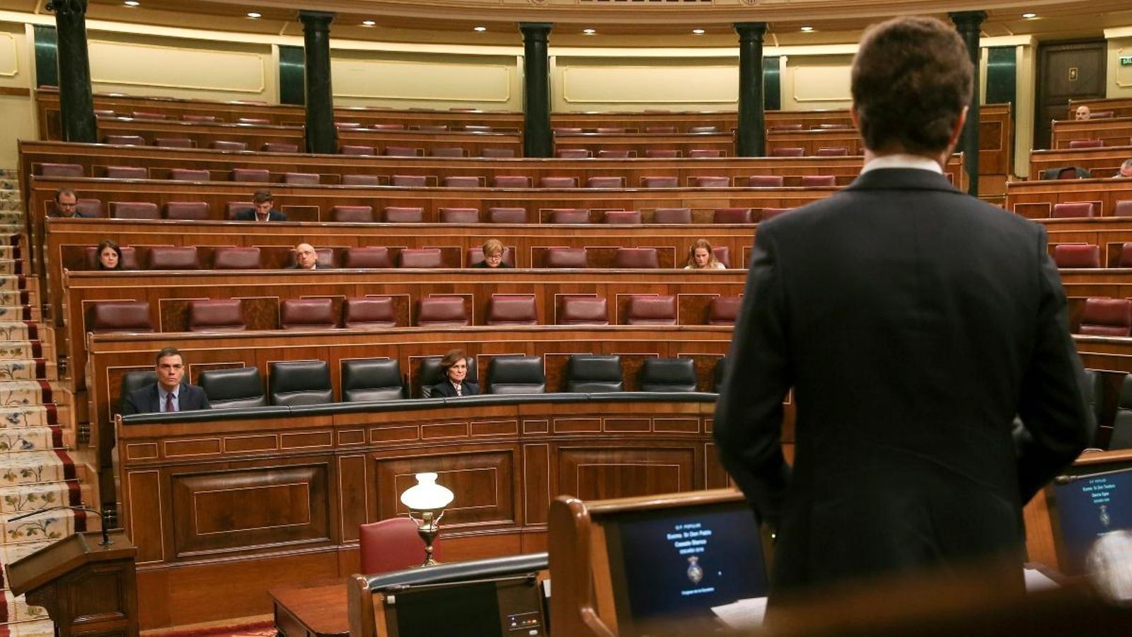 El líder del PP, Pablo Casado, interpel·la al president del govern espanyol, Pedro Sánchez, durant el ple extraordinari celebrat aquest dimecres