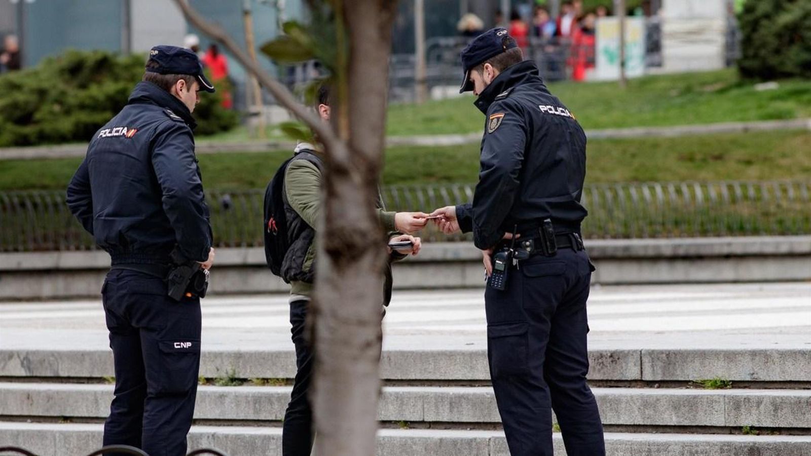 Agents de la Policia Nacional identifiquen un menor, en una imatge d’arxiu