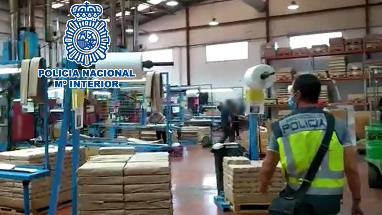 La Policia Nacional en la inspecció d’una de les naus de l’empresa a Crevillent
