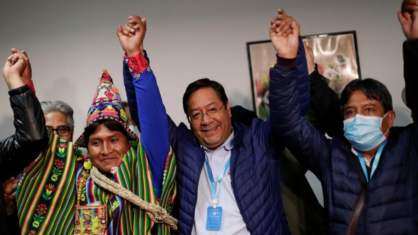 Luis Arce (centre), candidat del Movimiento al Socialismo de Bolívia, celebra els sondejos favorables