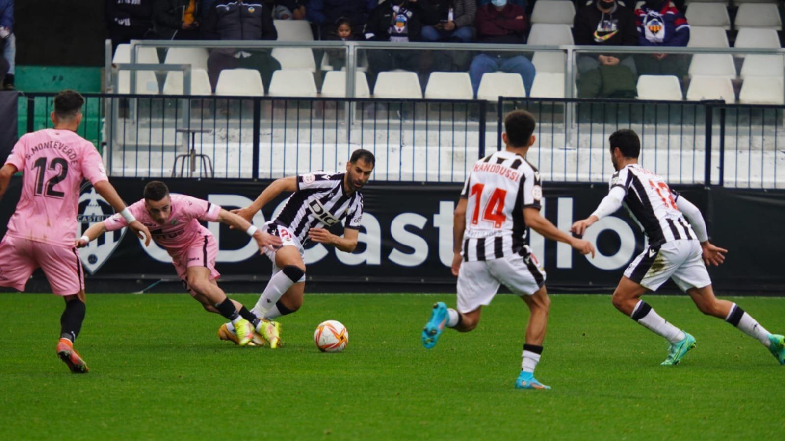 Els jugadors orelluts lluiten per una pilota