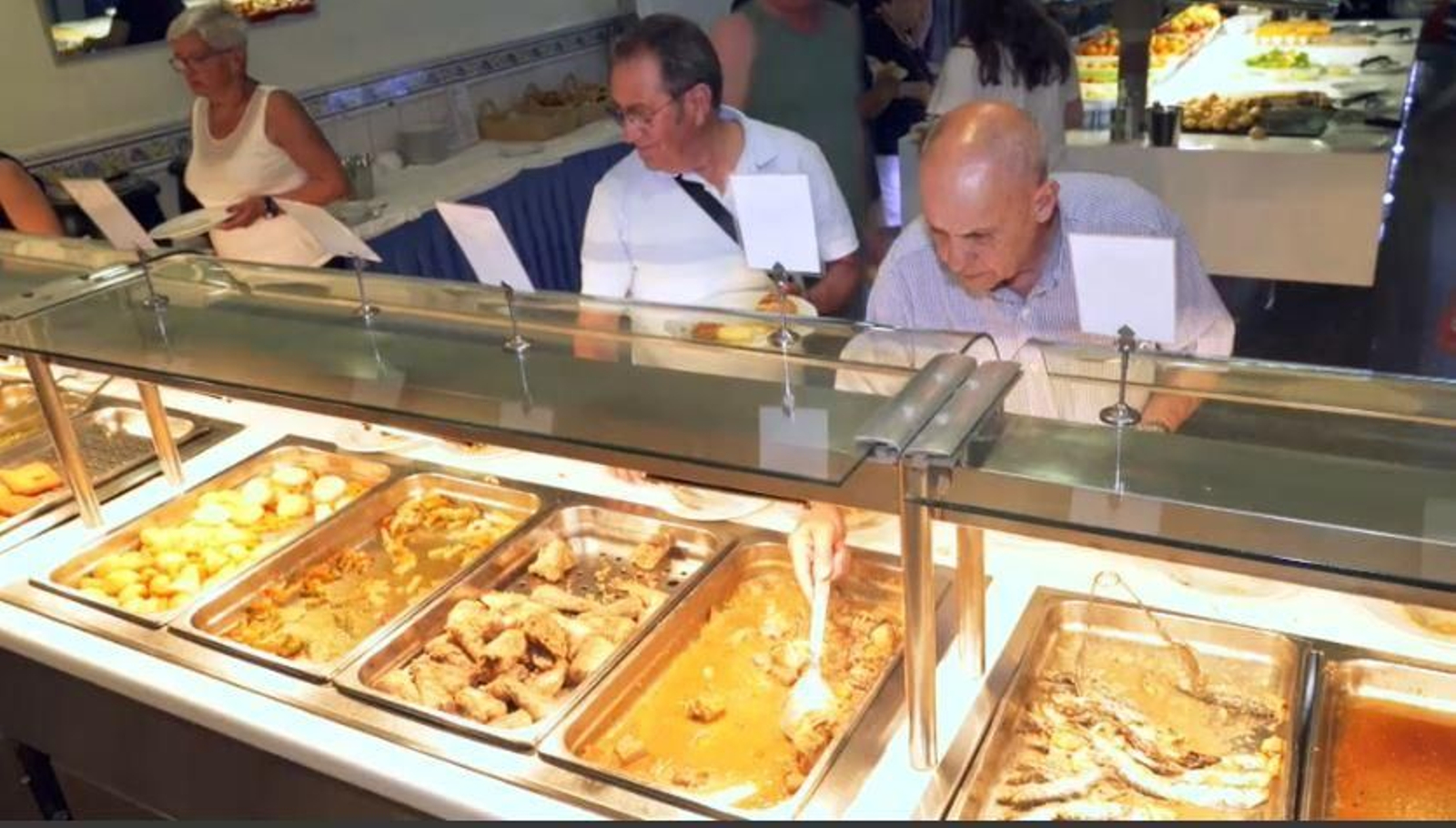 Un grup de jubilats, a l'hotel a l'hora del sopar