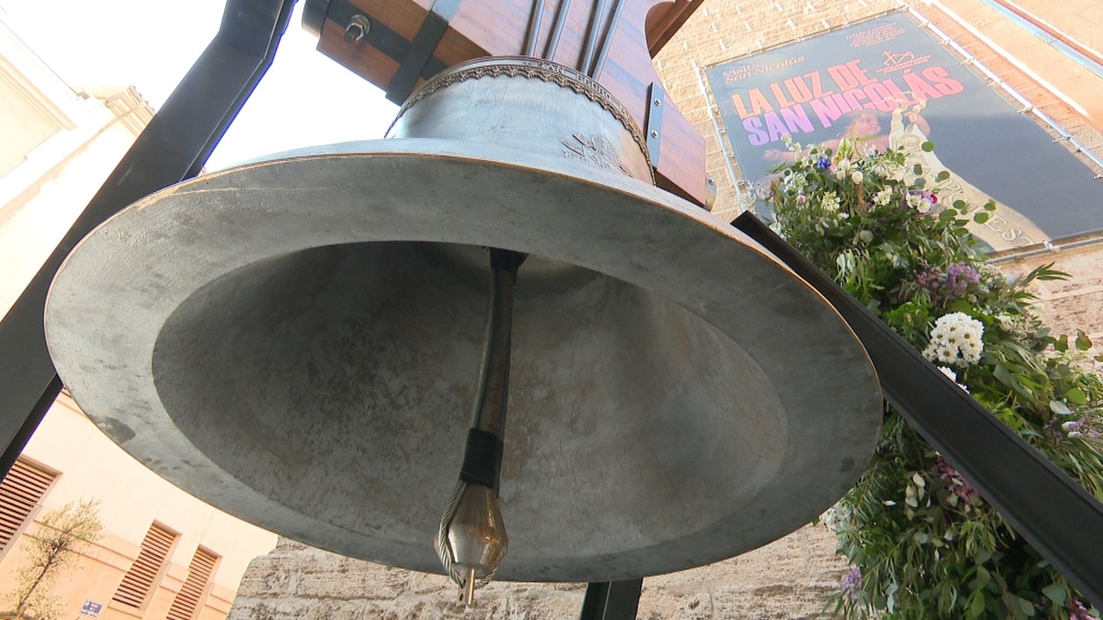 Campana de Sant Nicolau als peus de la parròquia