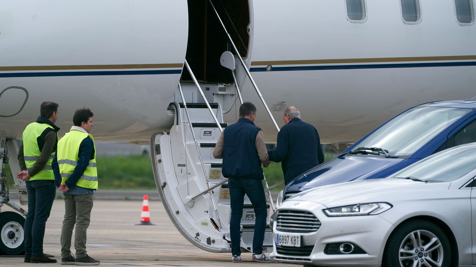 Joan Carles I puja a l'avió privat amb el qual ha partit de Vitòria