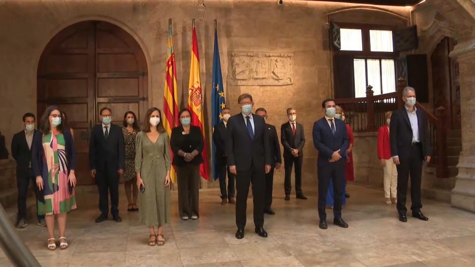 El nou vicepresident segon (dreta) posa amb el Consell al Palau de la Generalitat