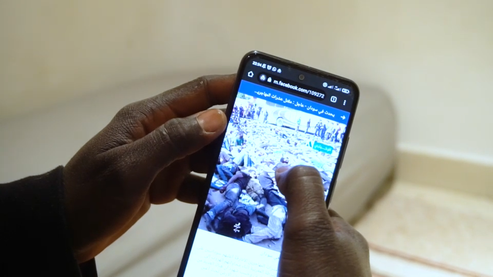 El jove mostra una publicació on es veuen els cossos amuntegats