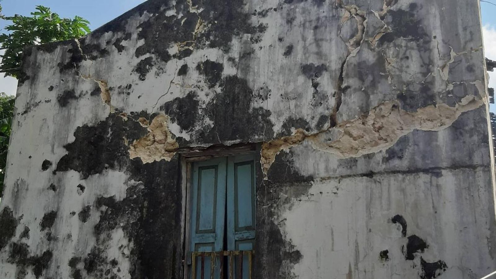 La façana d'un habitatge després del terratrèmol