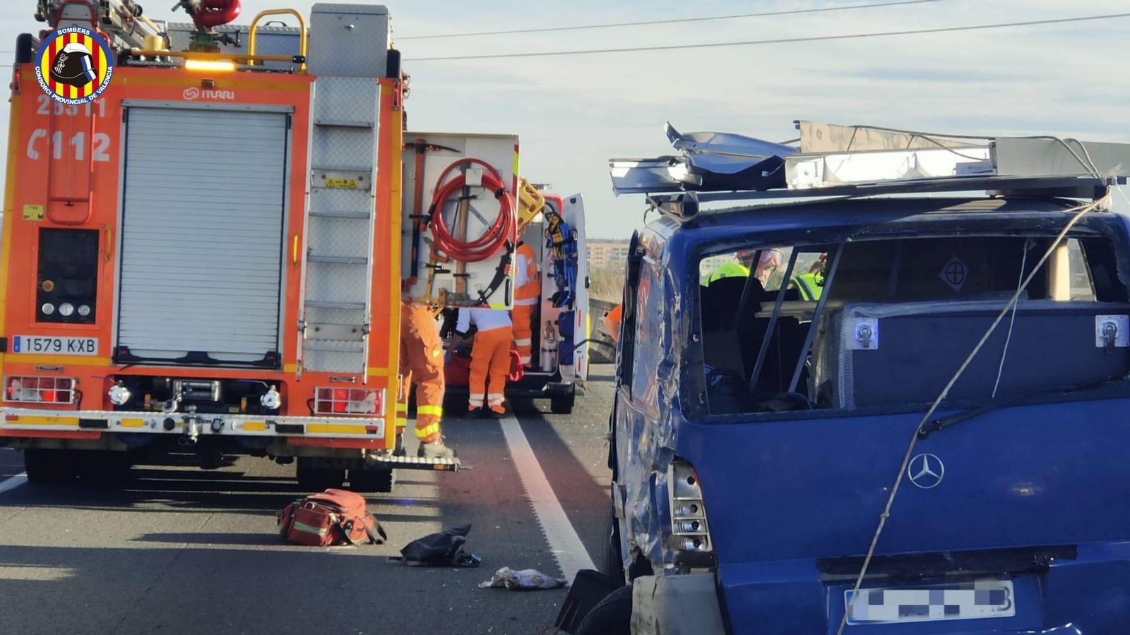 Bombers del Consorci Provincial de València mentre atenen els accidentats Bombers del Consorci Provincial de València actuant en l'accident