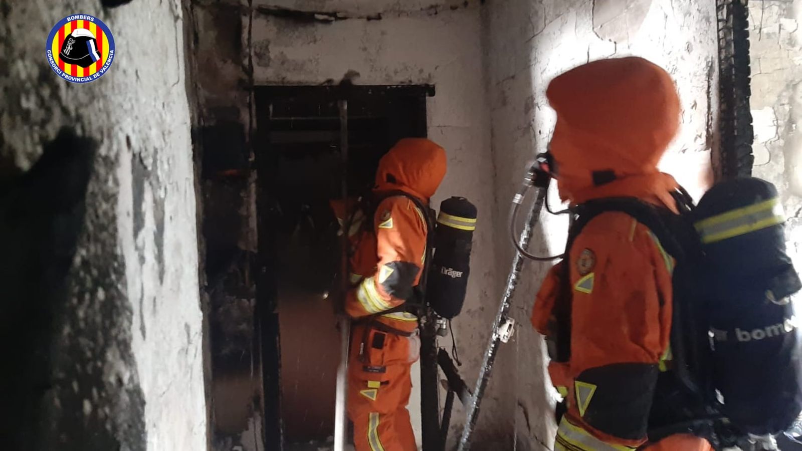 Els bombers sofoquen un incendi a una vivenda de dues plantes a Ontinyent