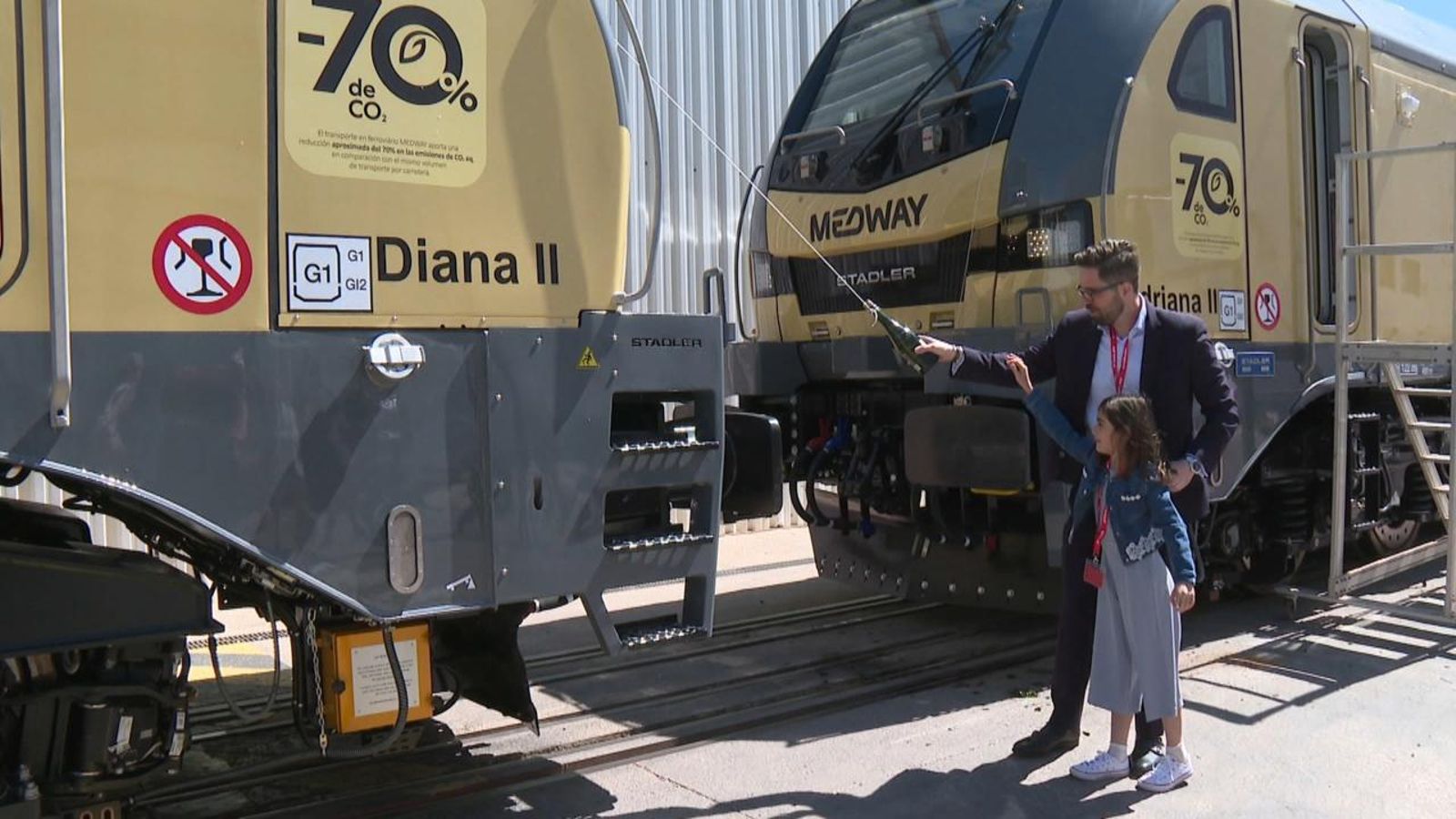 Amb botelles de cava han inaugurat les dos noves locomotores fabricades per Standler