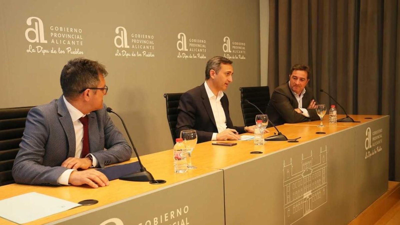 Pla d'ajudes al futbol. Peu de foto. Presentació de pla d'ajudes que beneficiarà  equips de 18 municipis.