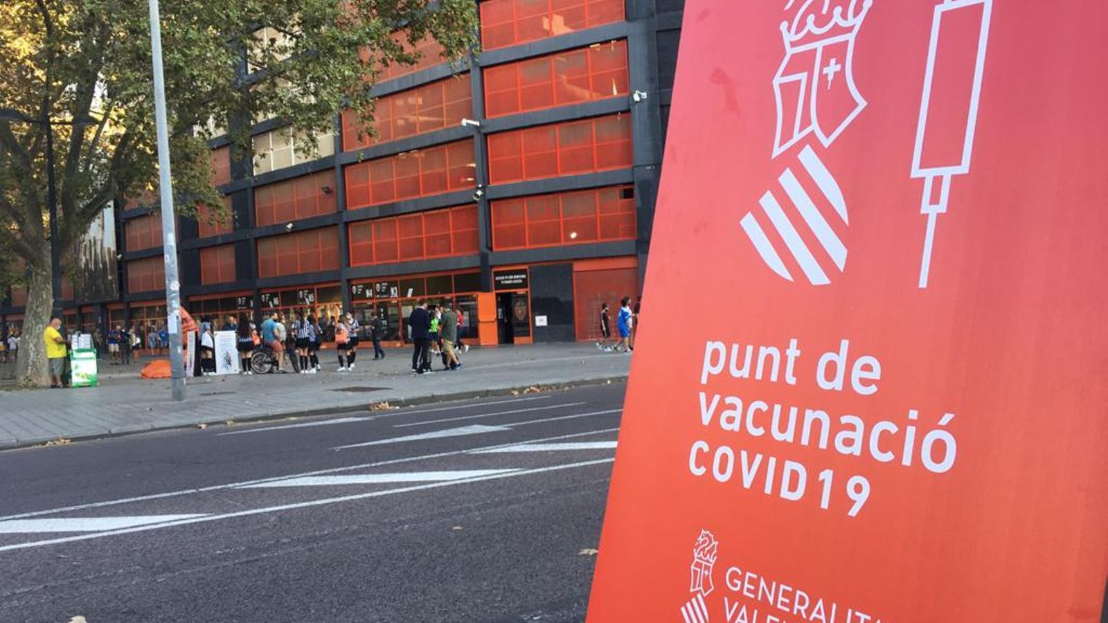 Punt de vacunació Covid al costat de Mestalla