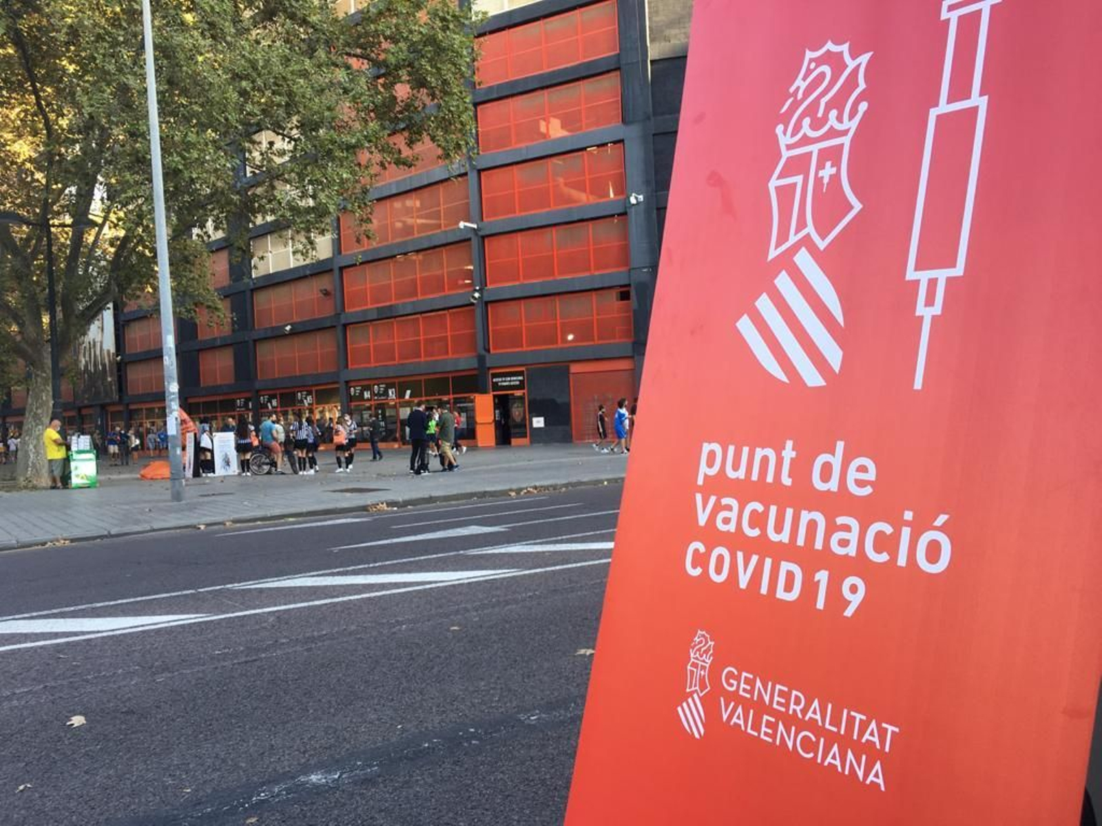 Punt de vacunació Covid al costat de Mestalla