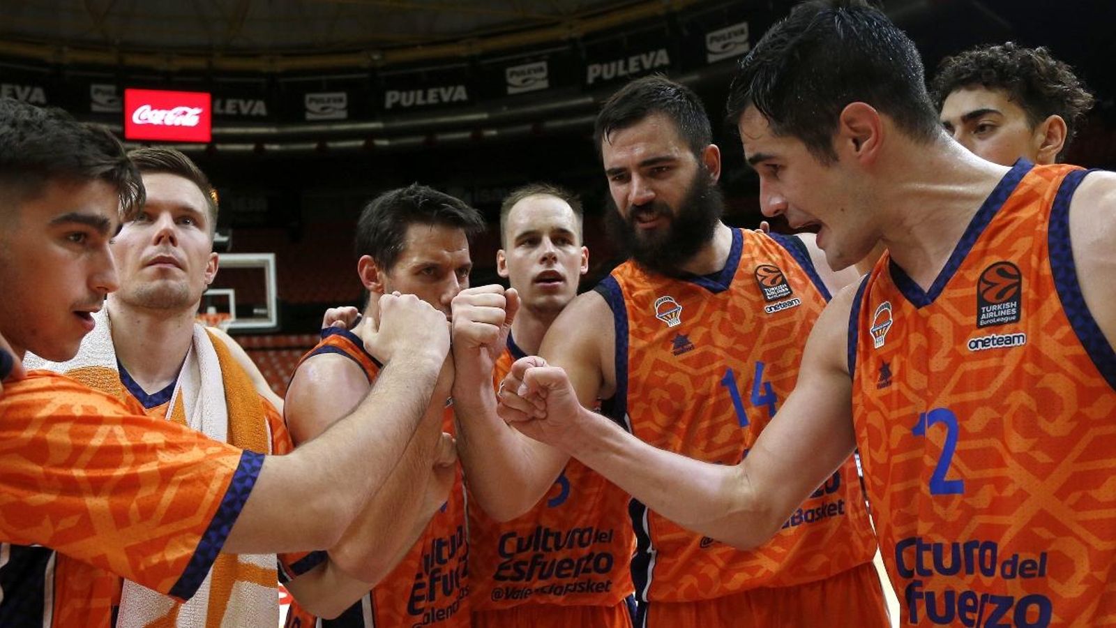 Els jugadors de l'equip taronja fan pinya en un temps mort