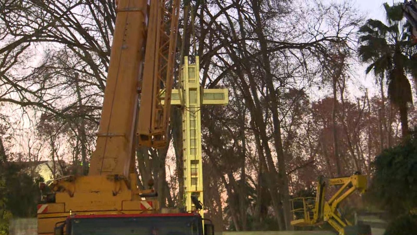 Retirada de la creu del Parc Ribalta de Castelló de la Plana