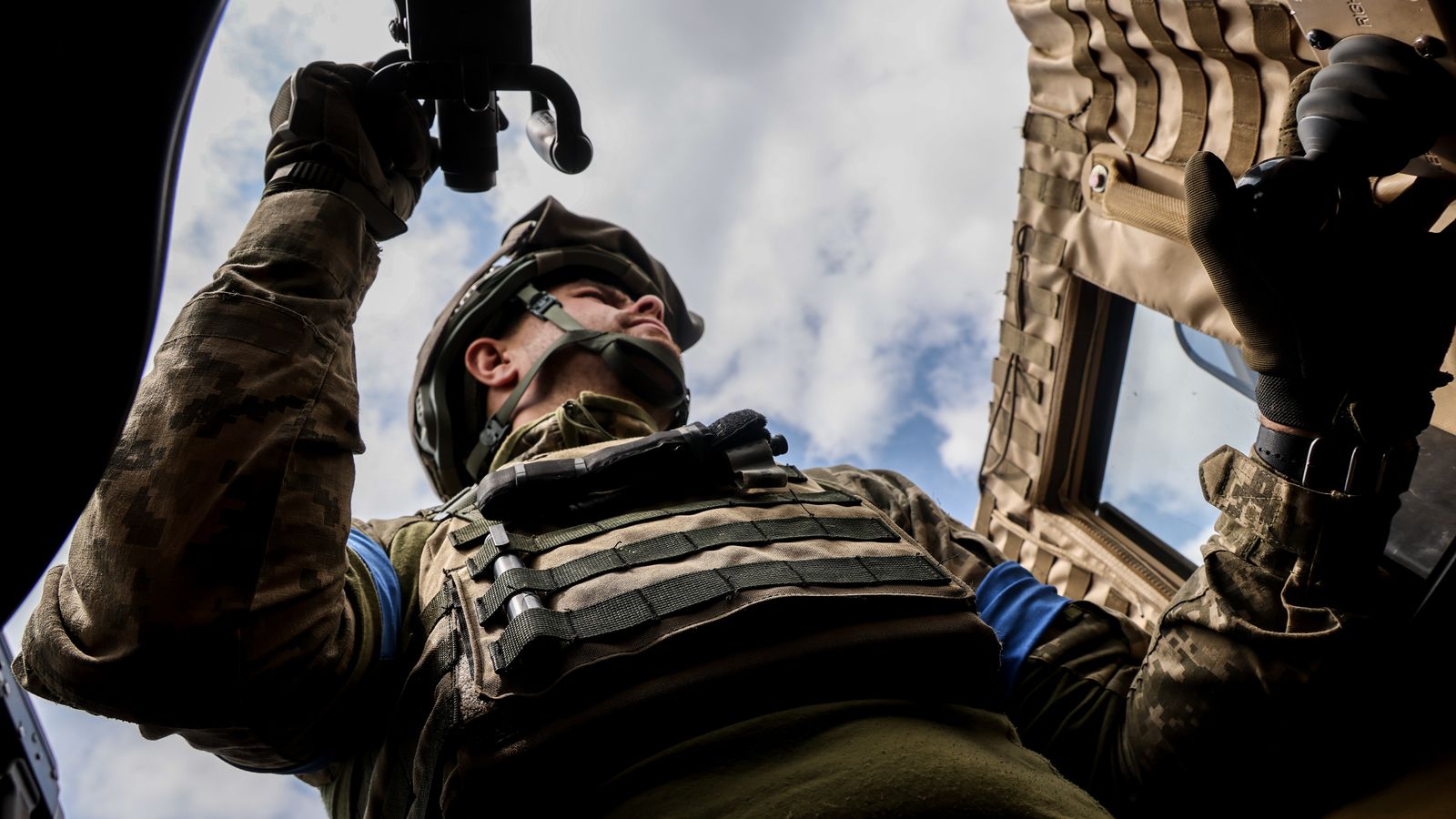 Un militar ucraïnés a la població de Blahodatne, regió de Donetsk, Ucraïna, recentment recuperada,