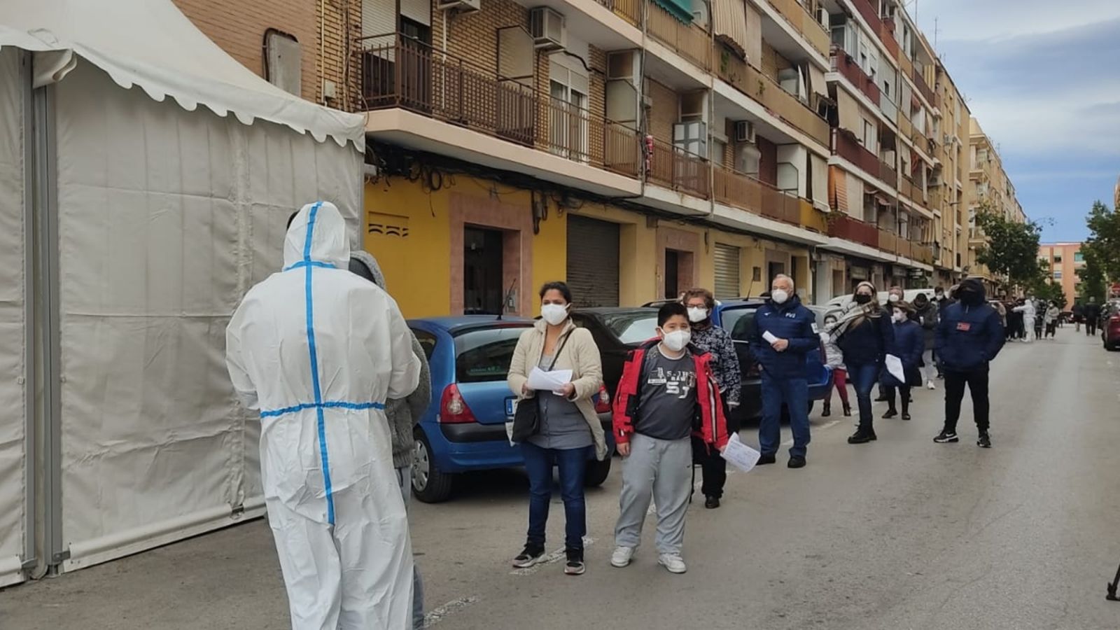 Una cua per a fer-se PCR a un carrer de Torrent