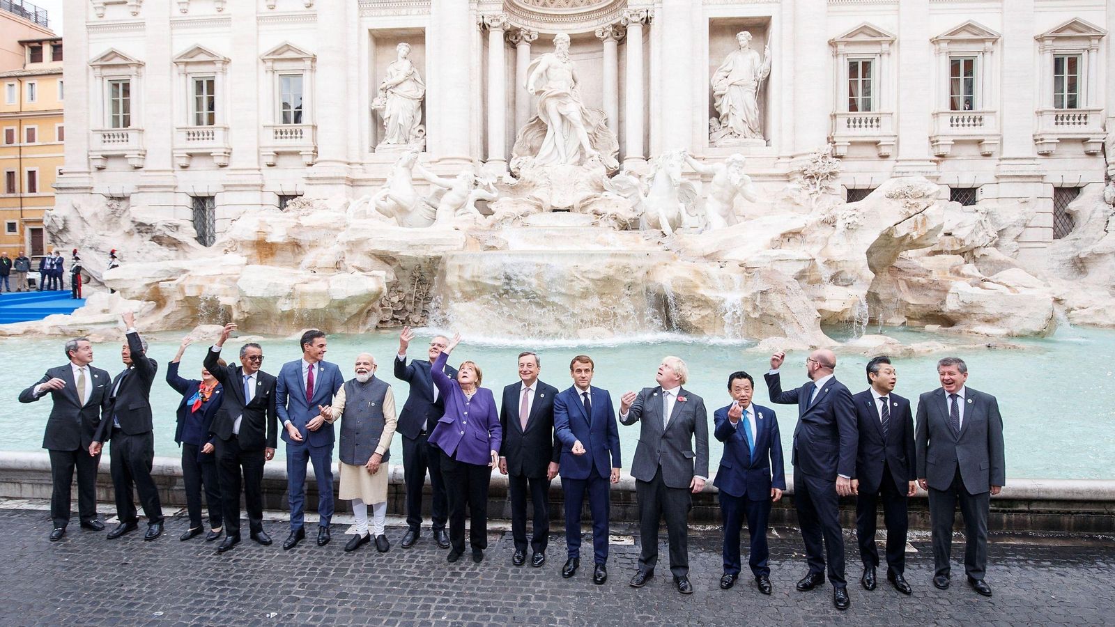 Els caps d'estat i de govern del G20 posen davant de la Fontana di Trevi Els caps d'estat i de govern del G20 posen davant la Fontana di Trevi