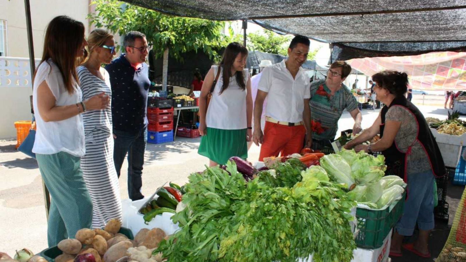 Veïnes i veïns d'Almassora i turistes han acudit al mercat