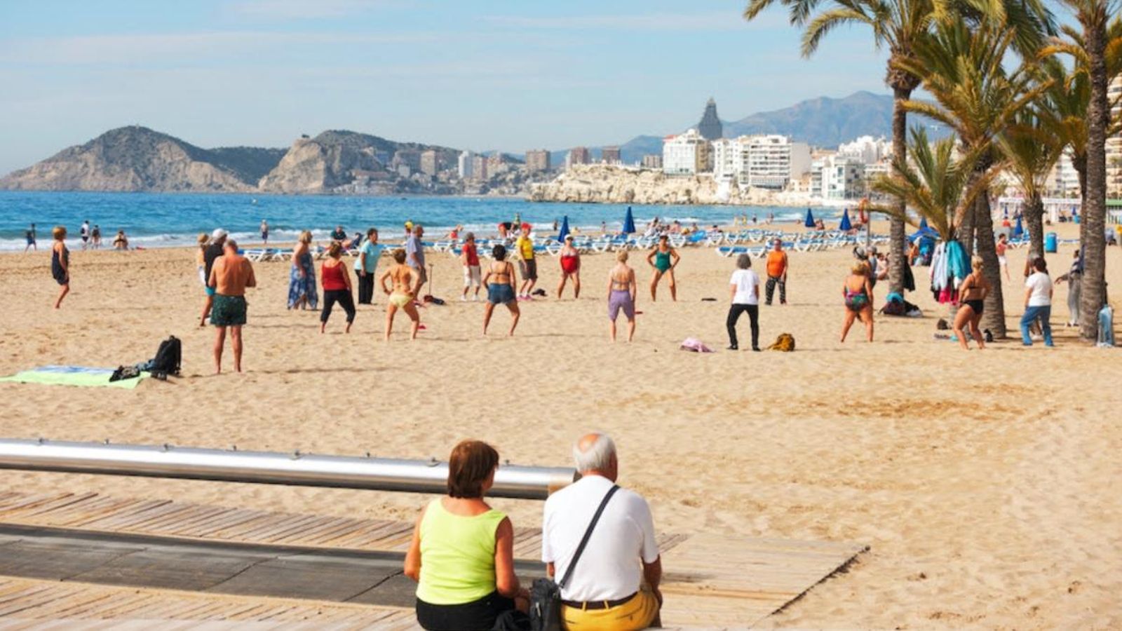 Una de les platges de Benidorm, amb usuaris majors, en una imatge d'arxiu