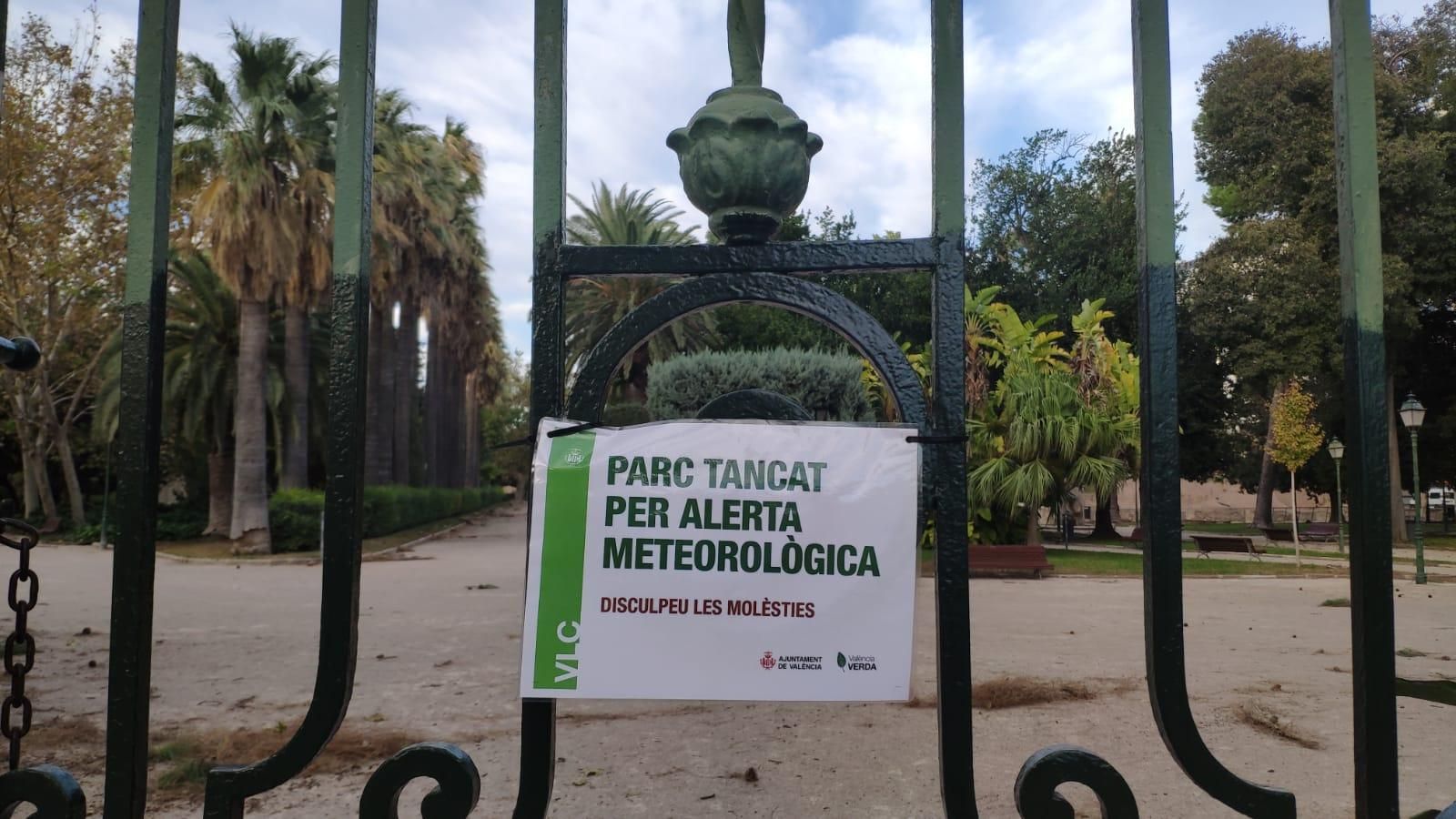 El parc de Vivers de València tanca per prevenció a causa dels forts vents