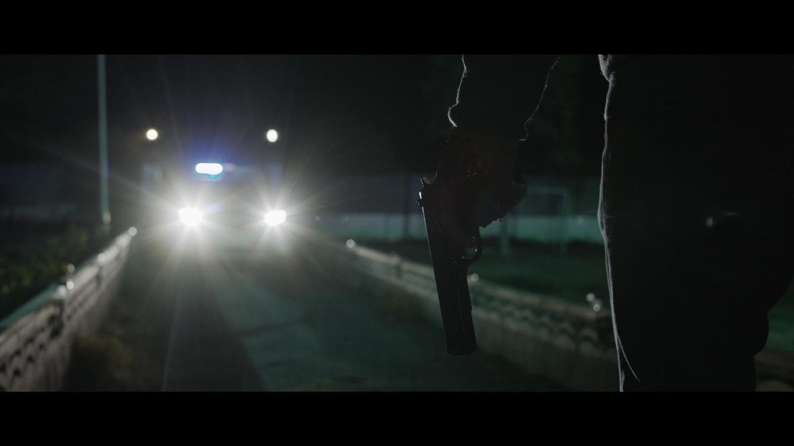 La patrulla es va trobar un home armat i dos lladres morts a l'interior de la casa