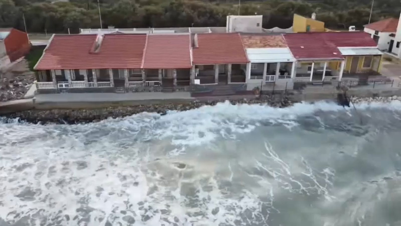 L’últim temporal provoca greus desperfectes en la platja de Babilonia, a Guardamar del Segura