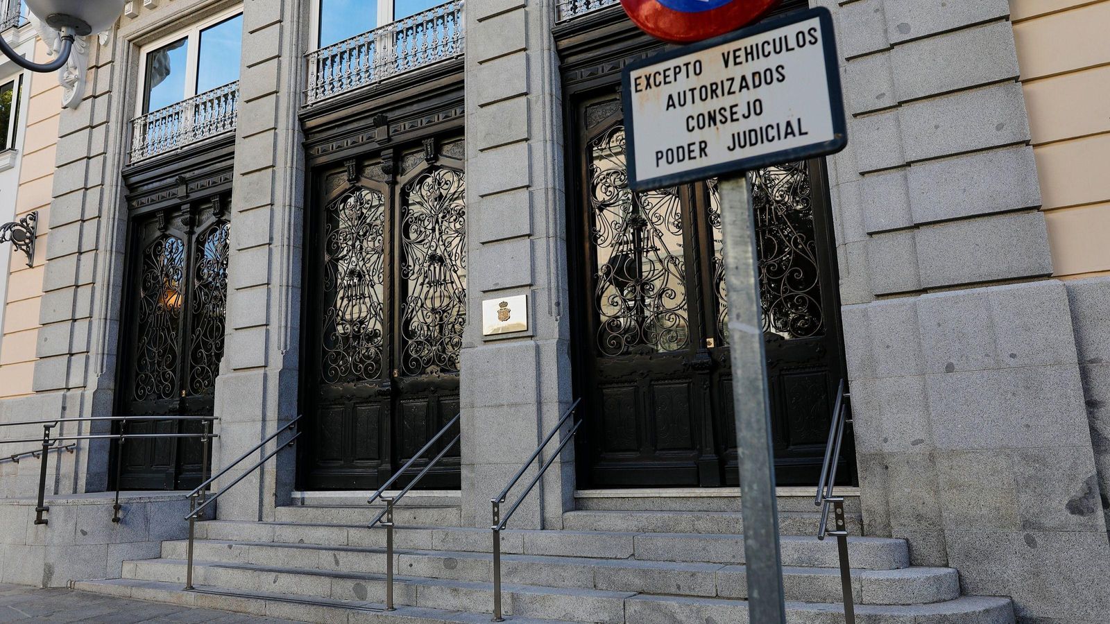 Entrada a l'edifici del Consell General del Poder Judicial (CGPJ) a Madrid